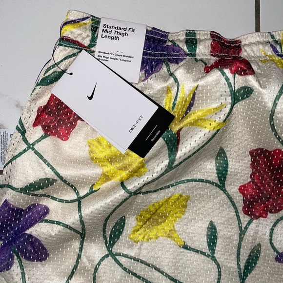 NIKE GIANNIS Reverse-able ISSUE BASKETBALL SHORTS in PALE IVORY/MALACHITE - Picture 15 of 15